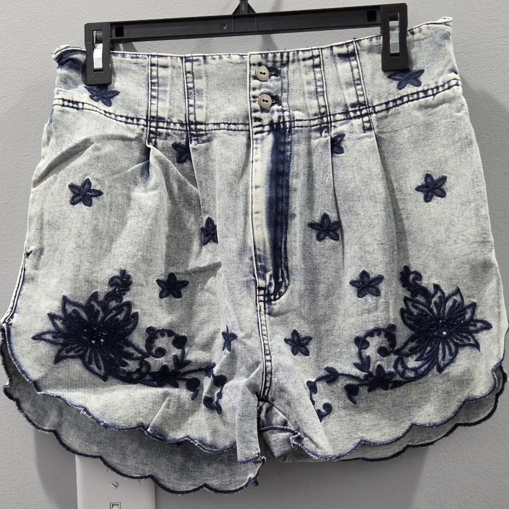 New Oli & Hali Embroidered Shorts. Medium